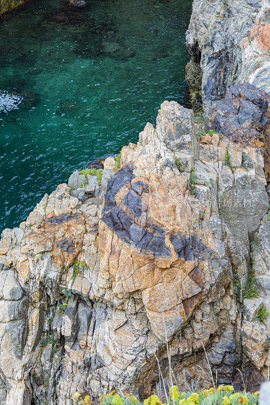 Cala Fosca, Camí de Ronda, Palamós -带岩脉的火成岩